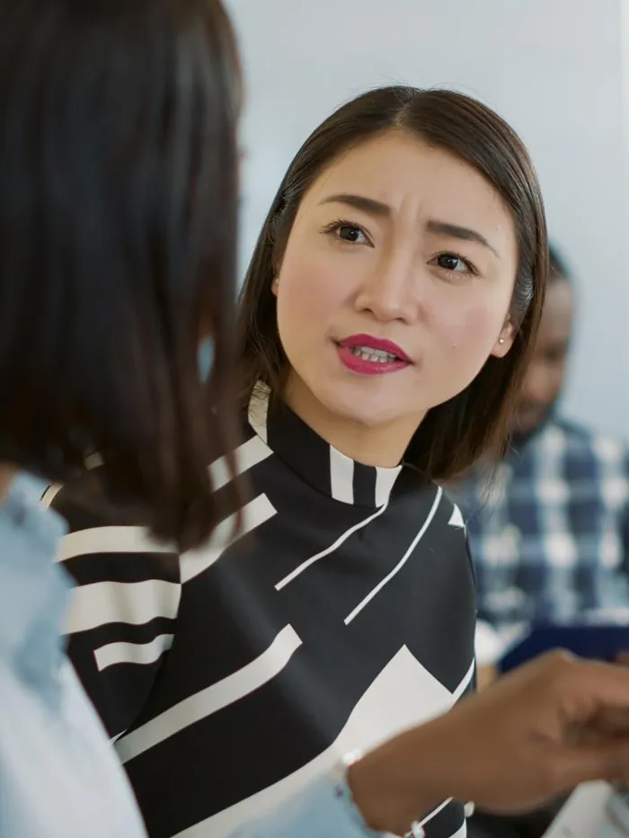 Orang dengan IQ rendah biasanya tampak sangat percaya diri. Tapi sebenarnya, hanya hal itu yang mereka andalkan. Mereka menutupi kurangnya informasi yang mereka ketahui dengan menunjukkan rasa percaaya diri yang tinggi.