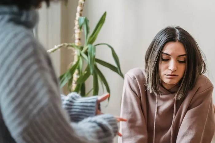 When a friend starts sharing their problems and shows emotions, a person with low IQ does not try to calm them down. Instead, they will comment with words that tend to be cold and painful to hear.