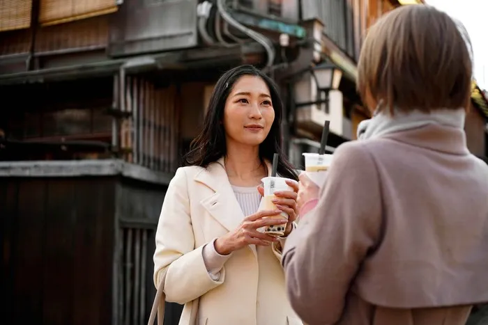 A way to recognize a person with low IQ from their behavior when listening to others is that they find it hard to listen to different perspectives. Instead of understanding and providing validation, they tend to ignore others' feelings.