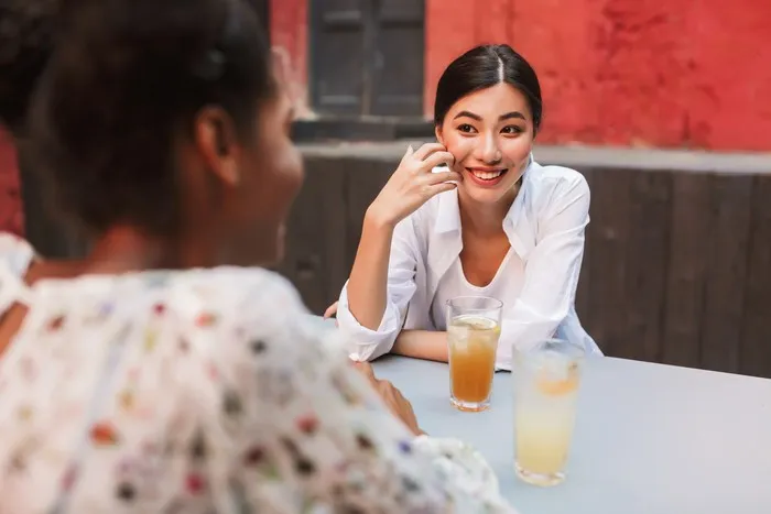 Orang dengan integritas tinggi akan selalu mendengarkan secara aktif dan tak lupa pula bertanya pendapat orang lain.