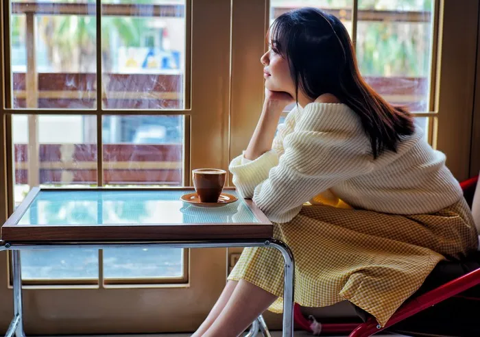Bagi mereka, lebih mudah untuk berpura-pura baik-baik saja daripada harus menjelaskan apa yang sedang mereka alami. Mereka cenderung perfeksionis, people pleaser, tertutup, mandiri, hingga mengalami kewalahan secara emosional.