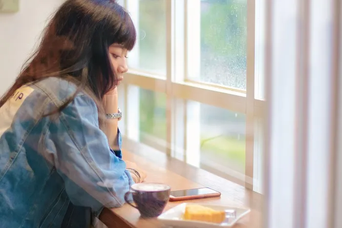 Bagi mereka, lebih mudah untuk berpura-pura baik-baik saja daripada harus menjelaskan apa yang sedang mereka alami. Mereka cenderung perfeksionis, people pleaser, tertutup, mandiri, hingga mengalami kewalahan secara emosional.