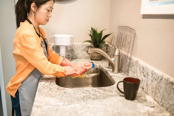 Orang yang rajin mencuci piring setelah makan adalah orang yang berpikiran jauh ke depan. Mereka memilih menyelesaikan masalah secara langsung sebelum jadi makin bertumpuk.