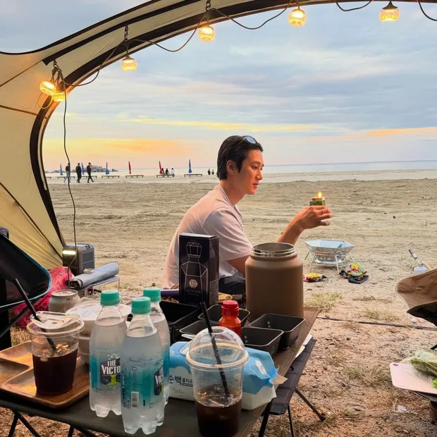 Ahn Bo Hyun berkemah di tepi pantai/ Foto: instagram.com/bohyunahn Ahn Bo Hyun baru-baru ini menginspirasi para pengguna internet melalui unggahan terbaru di media sosial yang memberikan ide untuk berkemah di tepi pantai.