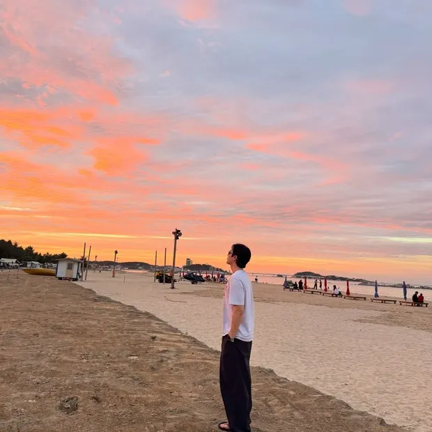 Ahn Bo Hyun berkemah di tepi pantai/ Foto: instagram.com/bohyunahn Ahn Bo Hyun mengenang momen berkemah di tepi pantai baru-baru ini dengan mengunggah beberapa foto di media sosial pribadi yang disertai keterangan caption,