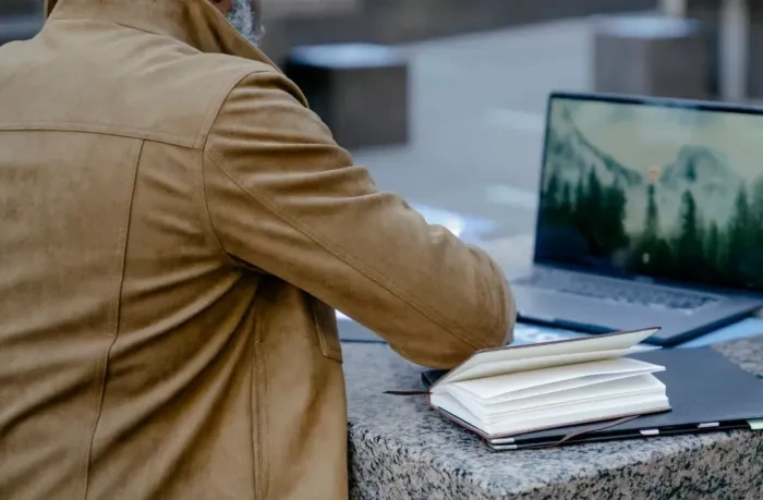 Portofolio kerja dan catatan profesional terpajang di atas meja