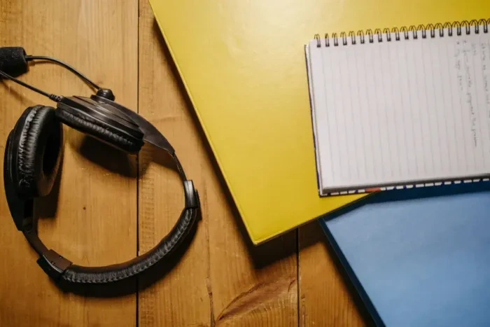 Buku, diagram, dan headphone menggambarkan pilihan metode belajar