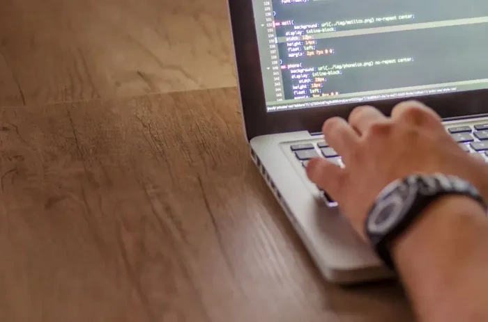 Tangan berlatih menggunakan perangkat lunak di laptop