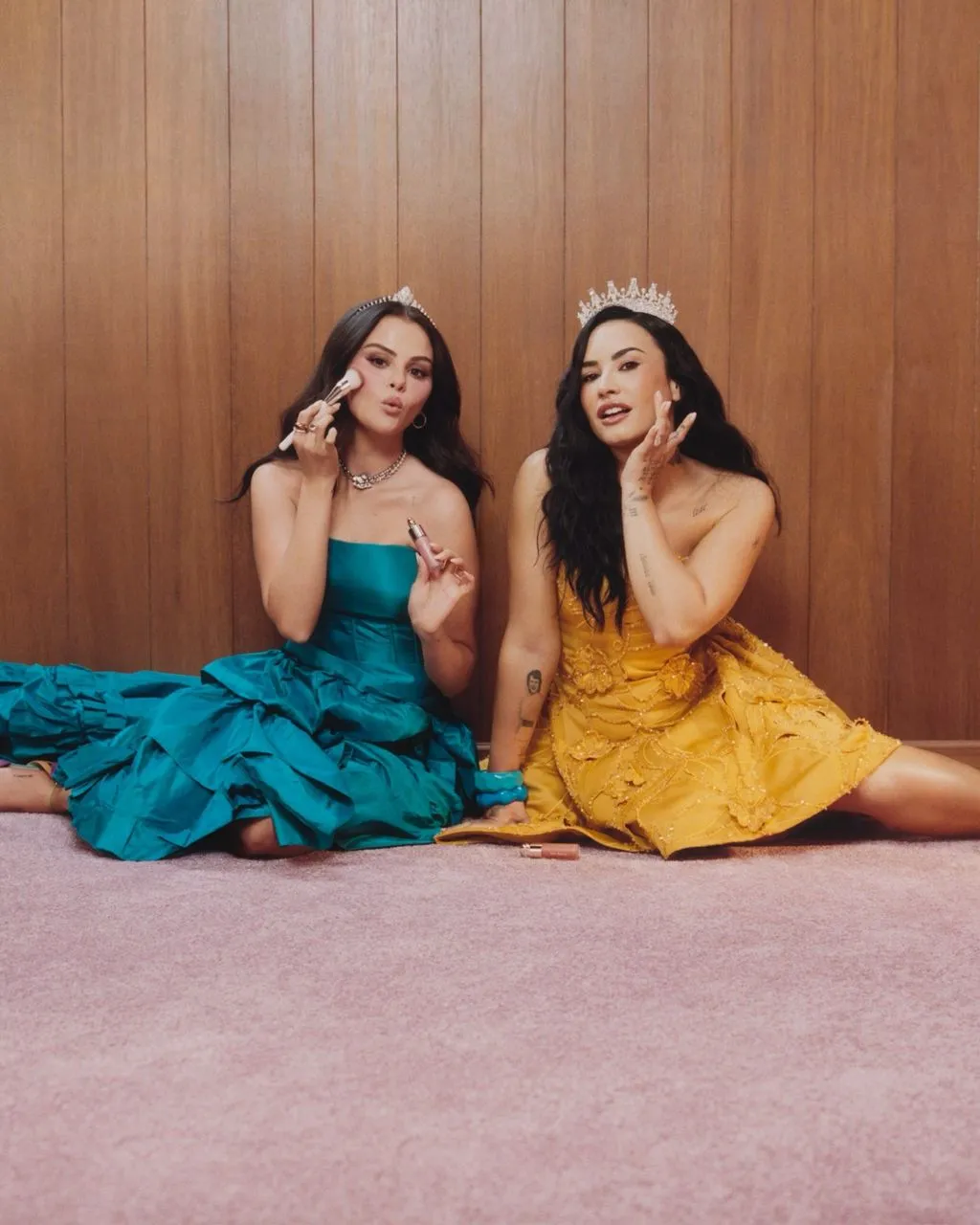 Selena Gomez dan Demi Lovato.