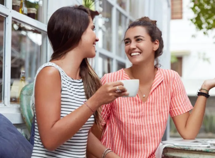 People born in April and December are believed to have friendships brimming with adventure and spontaneity. They can push each other to try new experiences and create memories that are hard to forget./ Foto: magnific.com/wayhomestudio