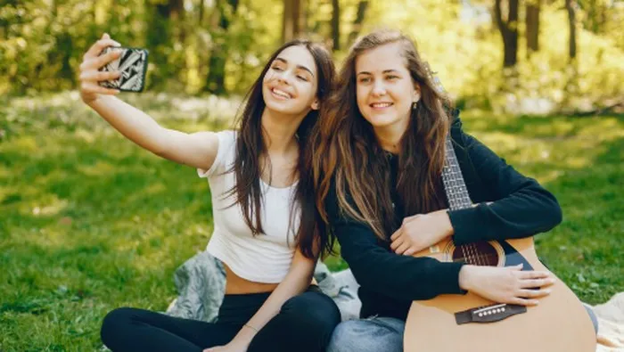 Friendships between those born in May and July are believed to have a deep emotional connection. Both are said to provide comfort, care, and loyalty similar to that of family./ Foto: magnific.com/prostooleh
