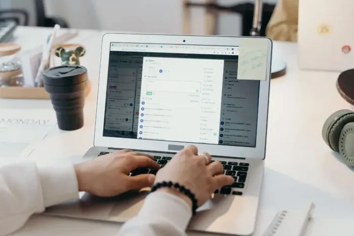 Laptop menampilkan gambaran alur automation email yang sedang disusun