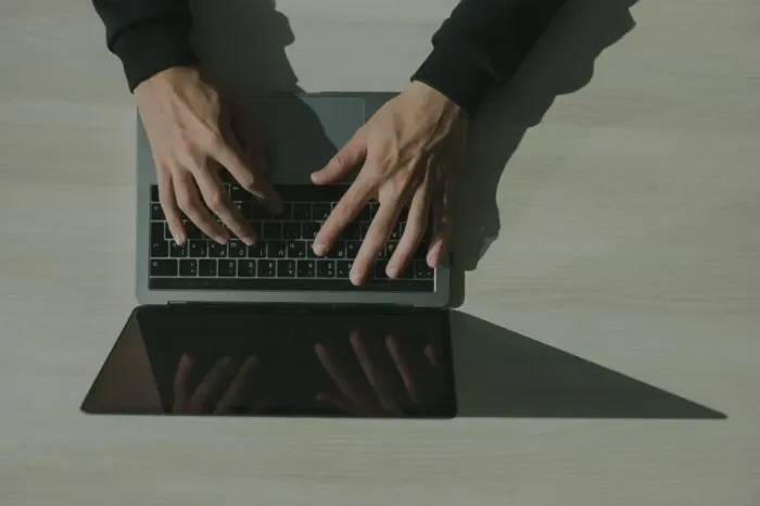 Seseorang memeriksa draf email di laptop sebelum campaign dijalankan