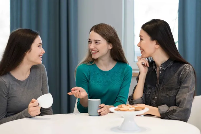 Cara mengenali orang dengan IQ rendah dilihat dari cara bergaul adalah mereka suka menyela, mengejek, dan mencari perhatian saat mengobrol.