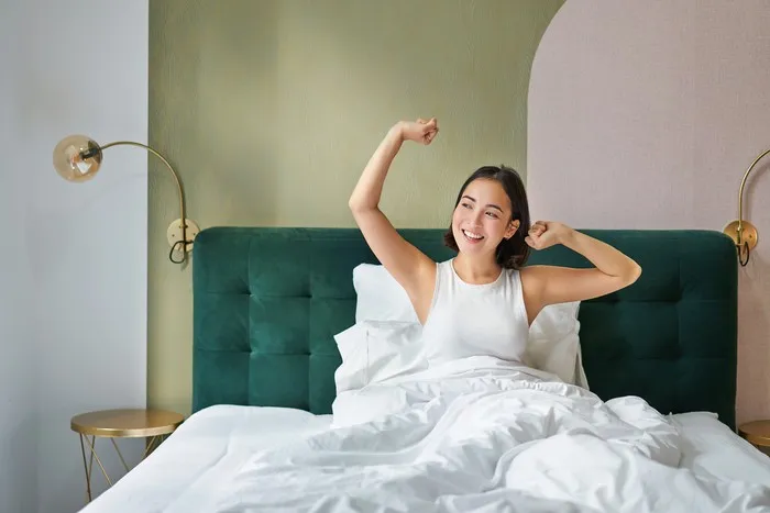 The first thing emotionally stable people do when they open their eyes in the morning is smile. This is considered an effective psychological trick to improve mood.