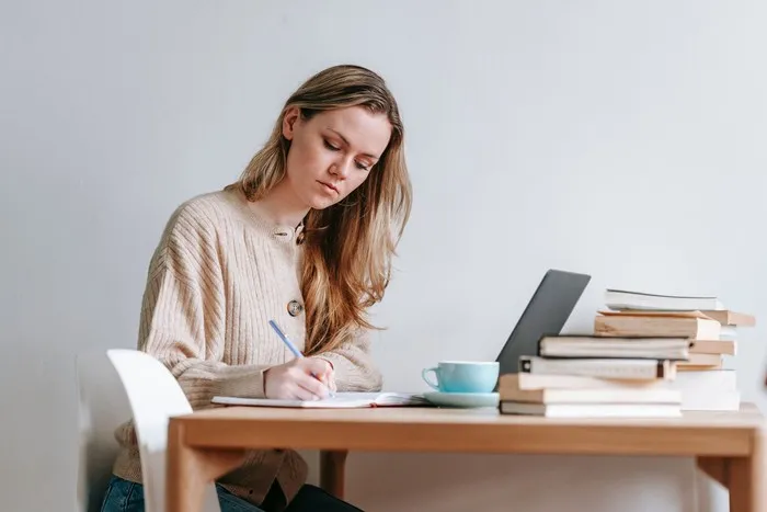 A joyful morning habit for mentally and emotionally smart people is writing down the things they appreciate about themselves. This practice boosts self‑confidence and reflects self‑compassion.