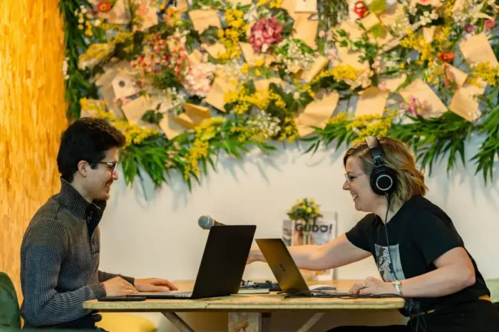 Pengembang aplikasi berbincang dengan calon pengguna untuk memahami masalah yang ingin diselesaikan
