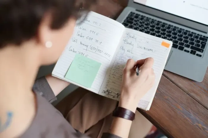 Profesional merencanakan langkah dari konten menuju percakapan kerja