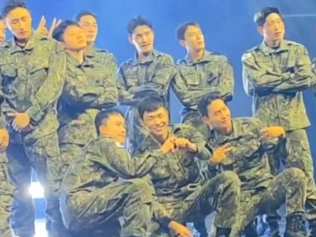 Penampilan perdana sejumlah idol K-Pop di panggung festival militer sukses viral berkat penampilan dance cover berbagai lagu hits.
