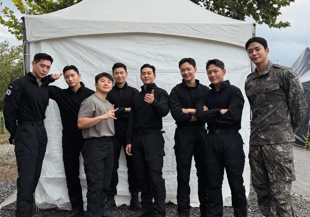 DK IKON mengabadikan momen kebersamaan dengan rekan-rekan selebriti di barak militer yang telah menyukseskan aksi panggung di 2026 Ground Forces Festival.