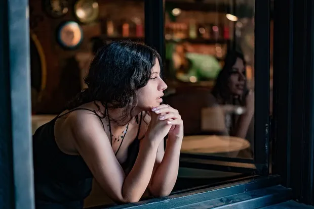 Juli, sosok berhati lembut seperti cahaya bulan/Foto: Pexels.com/ismail yazıcı Bulan Juli dikaitkan dengan karakter hangat, intuitif, dan penuh perhatian. Sisi lembutnya terlihat dari kepedulian terhadap detail kecil.
