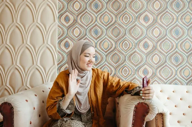 FaceTime Friend, bentuk pertemanan di era digital/Foto: Pexels.com/Anastasia Shuraeva Doorbell Friend di era digital dapat berubah menjadi FaceTime Friend, yaitu teman yang tetap hadir dalam keseharian melalui panggilan video saat melakukan aktivitas sederhana.