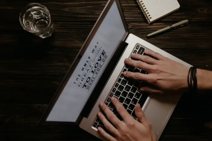 Penulis memeriksa draf artikel di laptop sebelum menerbitkannya