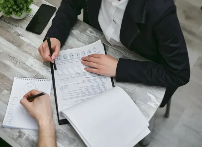 Seseorang menilai skill dan prioritas karier lewat catatan kerja