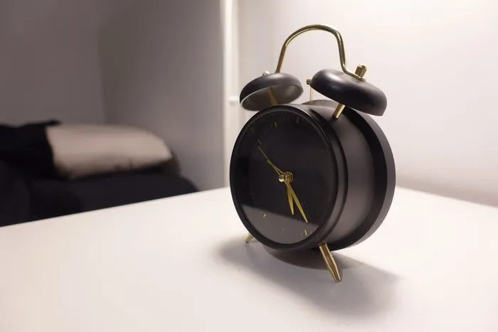 Orang-orang ber-IQ tinggi mengatur waktu alarm bangun pagi mereka dengan cara yang cerdas. Apabila mereka perlu bangun pagi, mereka akan tidur lebih awal pada malam sebelumnya.