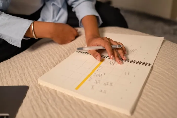 Mereka menyiapkan jadwal harian dengan menggunakan kalender fisik pada malam hari sebelum tidur. Sebuah penelitian yang diterbitkan di Journal of Consumer Psychology menemukan bahwa merencanakan kegiatan dengan kalender fisik bisa meningkatkan motivasi dan produktivitas.