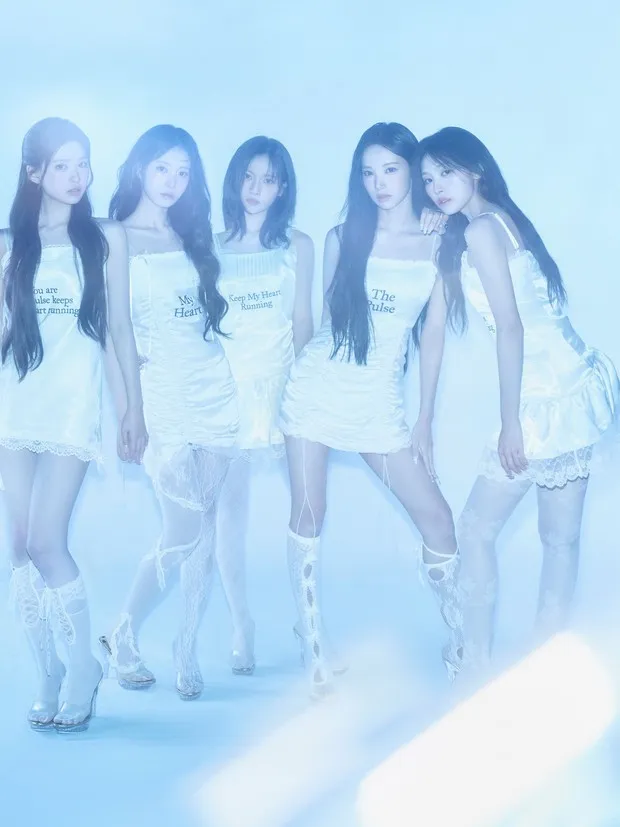 Photo of RESCENE for the 'PULSE' album concept/ Photo: instagram.com/rescene_official RESCENE radiates stunning beauty in uniform coquette costumes for the 'PULSE' album concept photos.