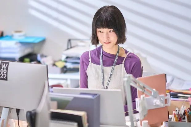 Ryu Hye Young's look in The Intern/ Foto: instagram.com/warnerbros.korea Ryu Hye Young's look in The Intern/ Foto: instagram.com/warnerbros.korea