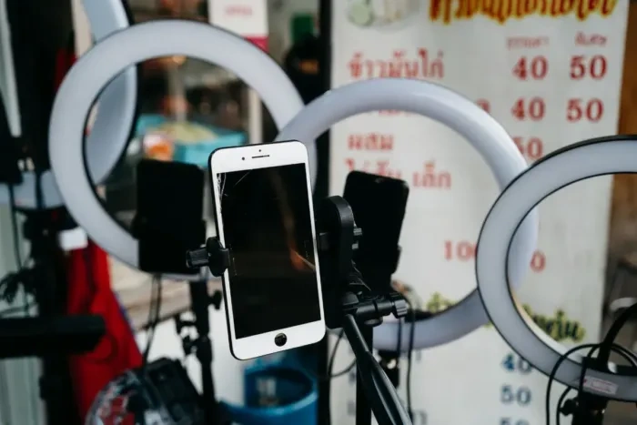 Pemilik bisnis menyiapkan produk untuk difoto sebagai materi pemasaran