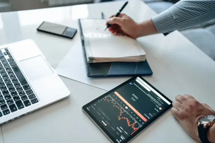 Profesional memeriksa data dan dokumen sebelum menentukan keputusan kerja